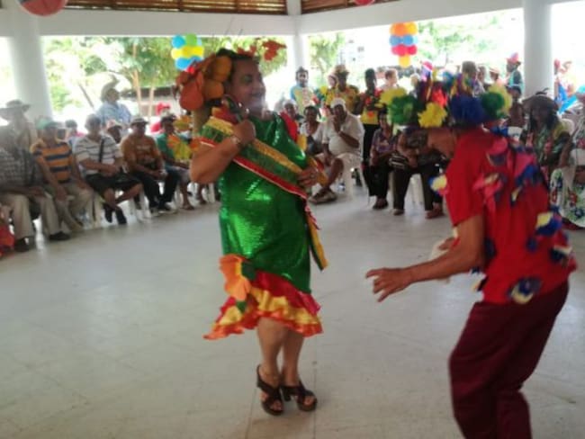 Adultos mayores de Cartagena disfrutaron de fiesta de Disfraces