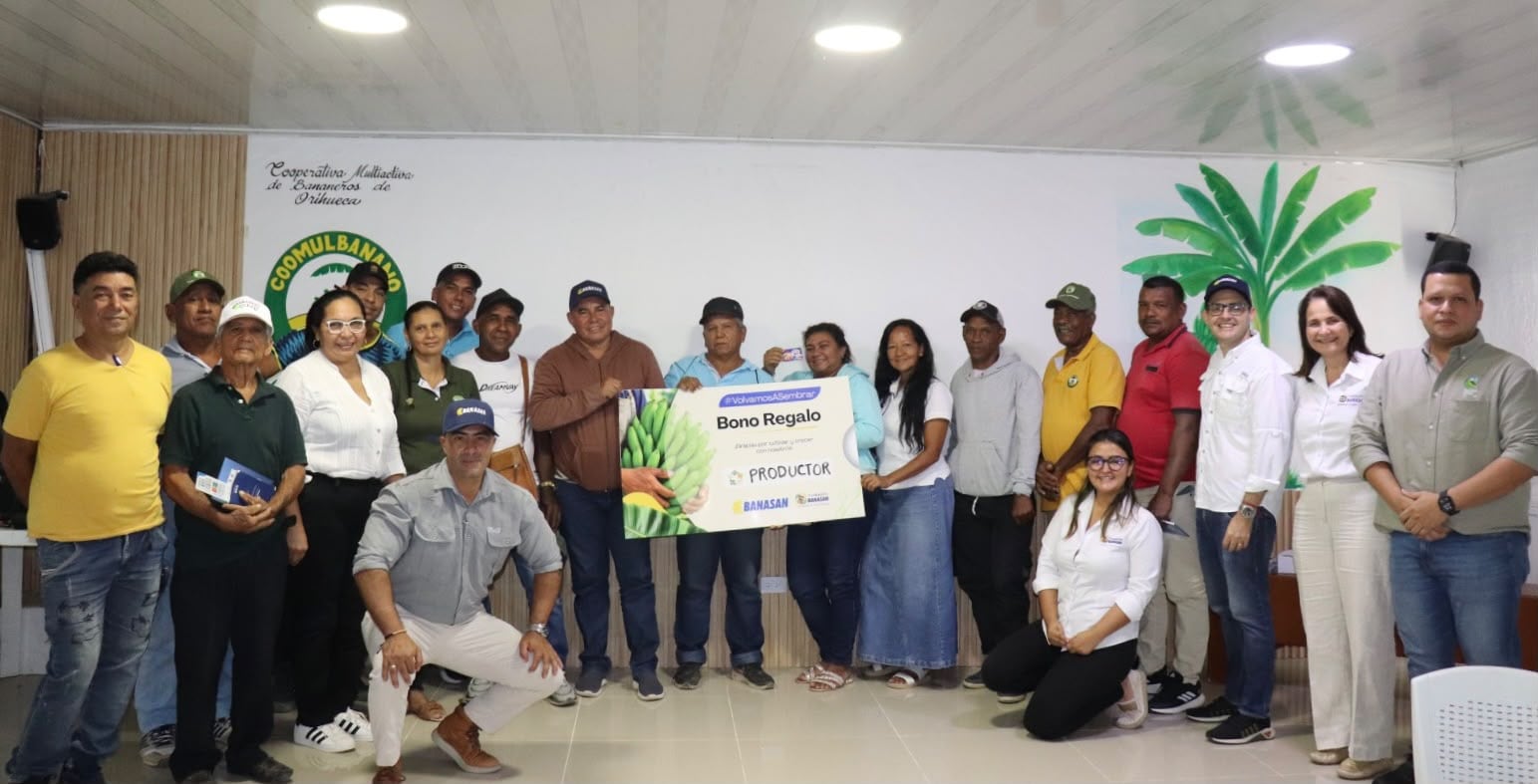 Pequeños productores afectados por vendaval en la Zona Bananera recibieron bonos de alimentación. Foto: Banasan.