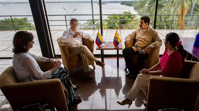 El presidente de Venezuela, Nicolás Maduro, sostiene un encuentro con su par de Colombia, Juan Manuel Santos. Foto: Agencia EFE