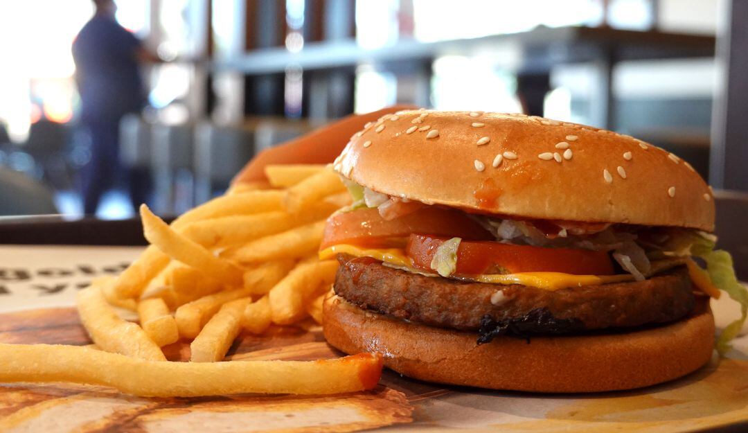 Multimillonario critica a McDonald's por maltrato animal