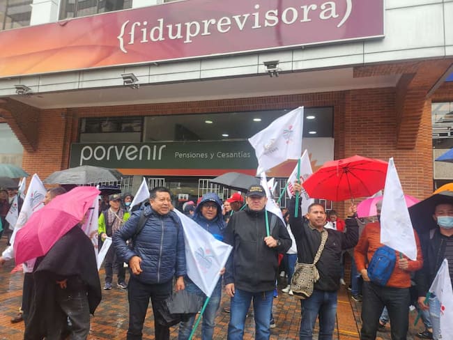 Los maestros de Boyacá pertenecientes a Sindimaestros realizaron un plantón frente a las instalaciones de la Fiduprevisora en Bogotá / Foto: Suministrada.