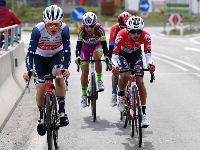 Santiago Umba (de rojo a la derecha), ciclista colombiano líder del Tour de Ruanda