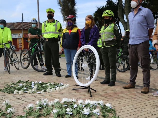 Alcaldía de Bogotá rindió homenaje a ciclistas fallecidos