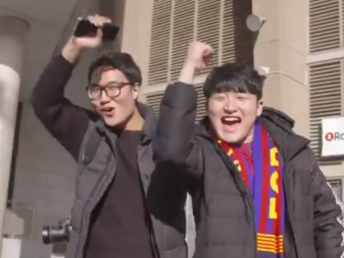 Hinchas del Barcelona le dan la bienvenida a Mina en todos los idiomas