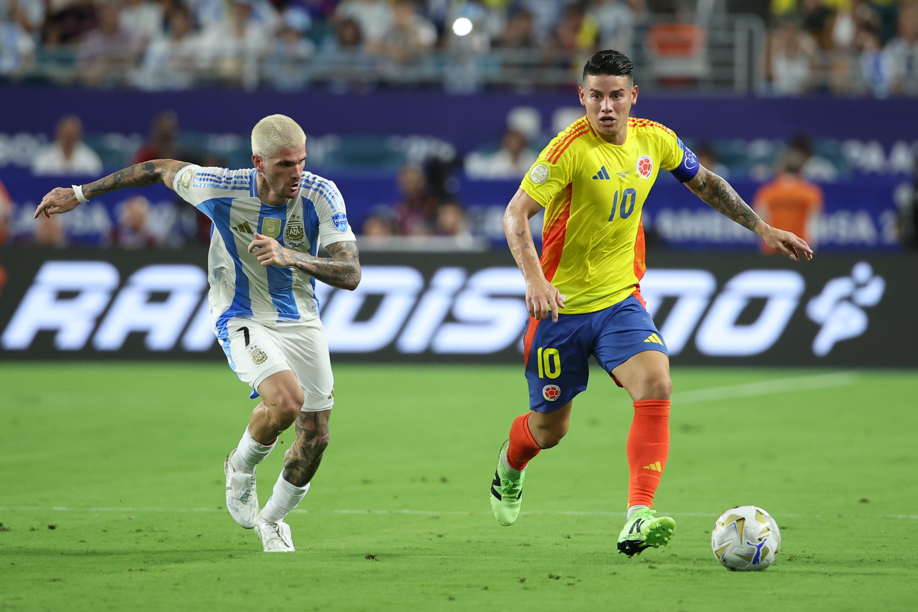 James Rodríguez y Rodrigo De Paul en Colombia vs Argentina. (Photo by Peter Joneleit/Icon Sportswire via Getty Images)