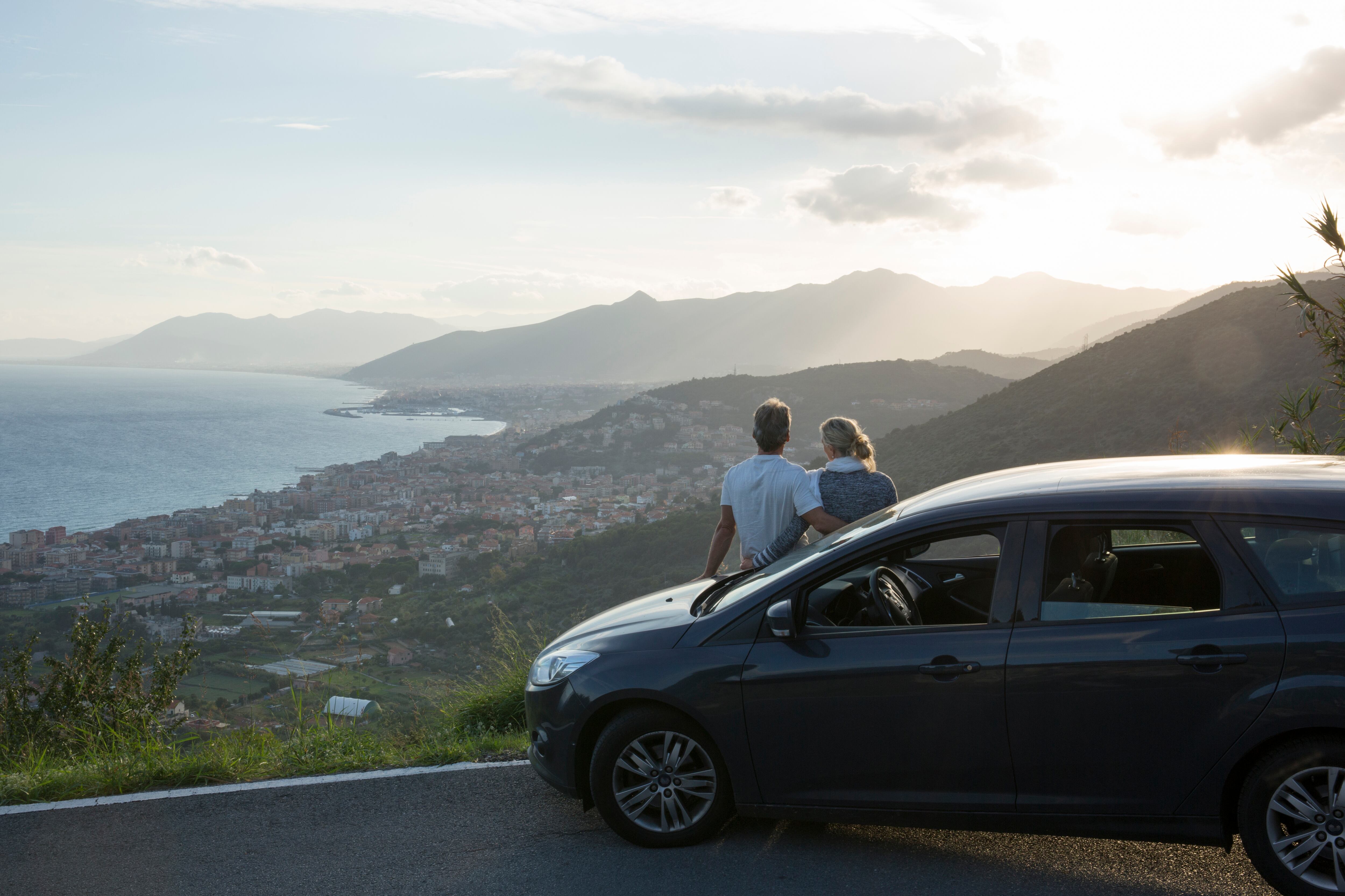 Pareja viajando por carretera. (Vía Getty Images)