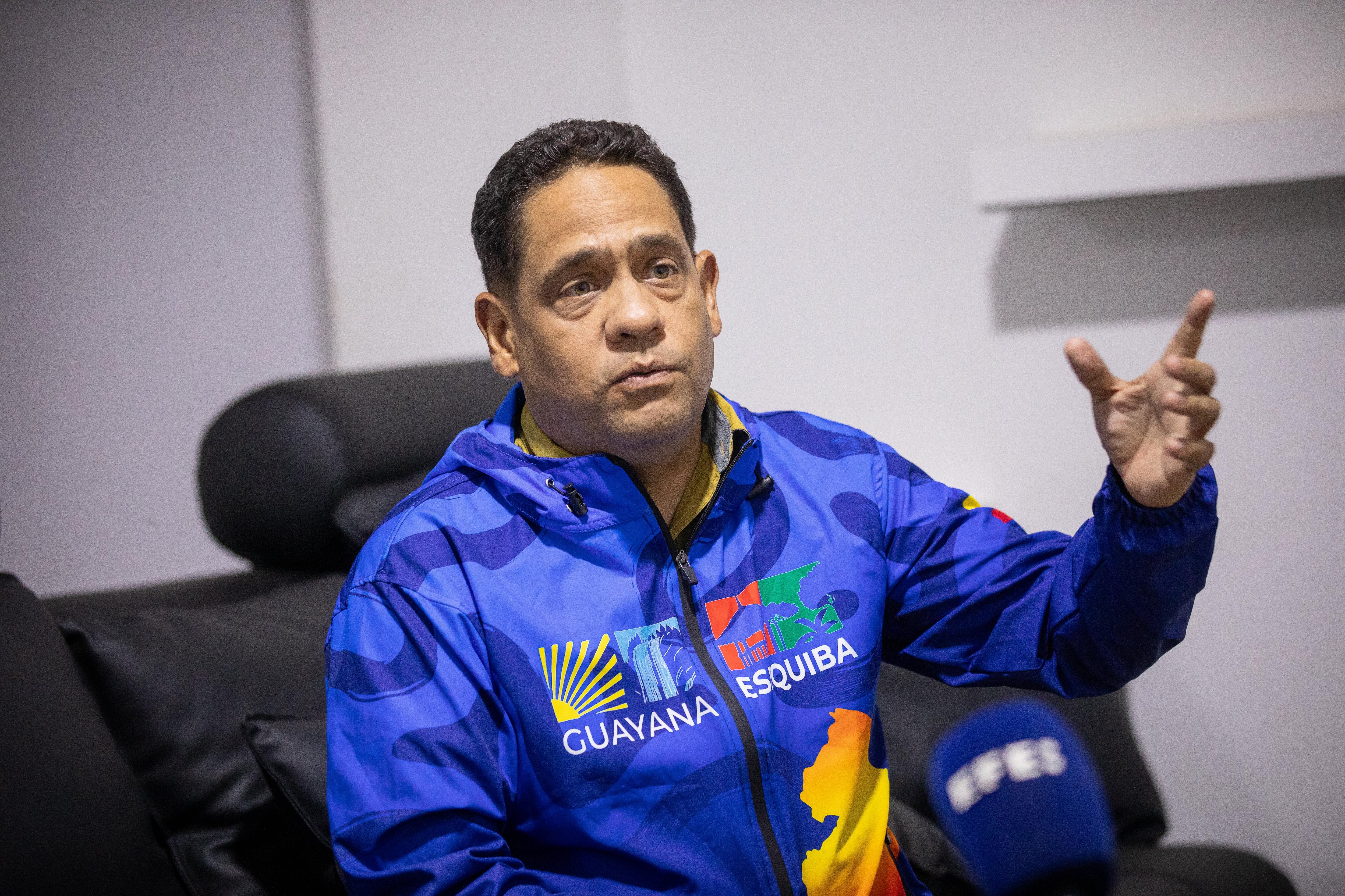 Neil Villamizar, militar con 34 años de carrera en la Armada Bolivariana, se convierte en el gobernador del recién creado estado de la Guayana Esequiba, con la promesa de "llevar la venezolanidad" a los territorios en el sur de Venezuela que limitan con la zona en reclamación que Caracas y Georgetown se disputan. EFE/ Rayner Peña R