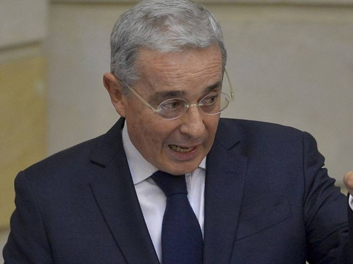En 42 trinos, Uribe respondió a discurso de Santos
