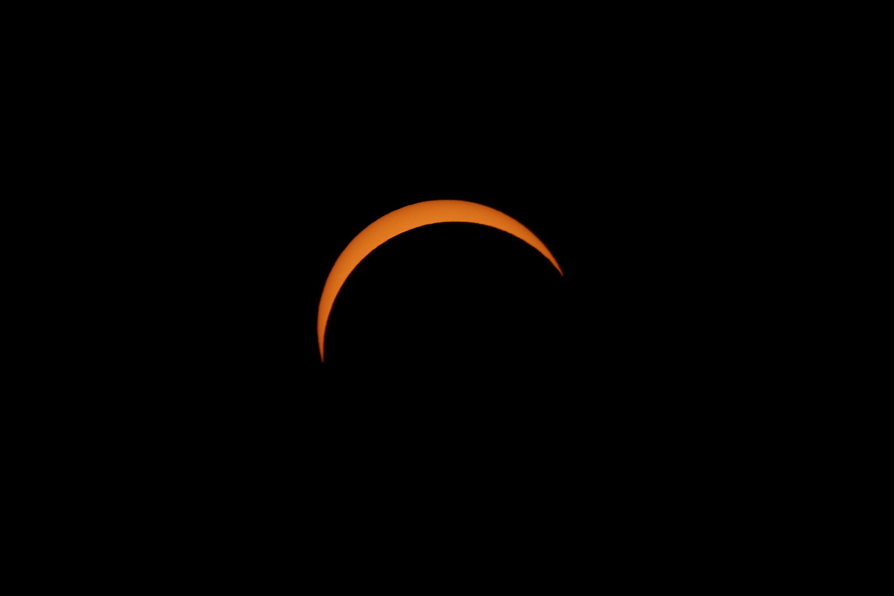 Vista desde el Reino Unido con la Luna cubriendo entre el 90% y 96% del Sol durante el eclipse solar total. (Photo by Dan Kitwood/Getty Images)