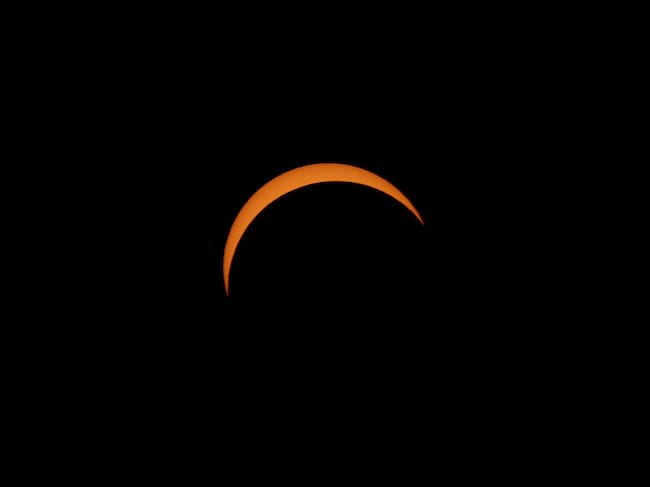 Vista desde el Reino Unido con la Luna cubriendo entre el 90% y 96% del Sol durante el eclipse solar total. (Photo by Dan Kitwood/Getty Images)