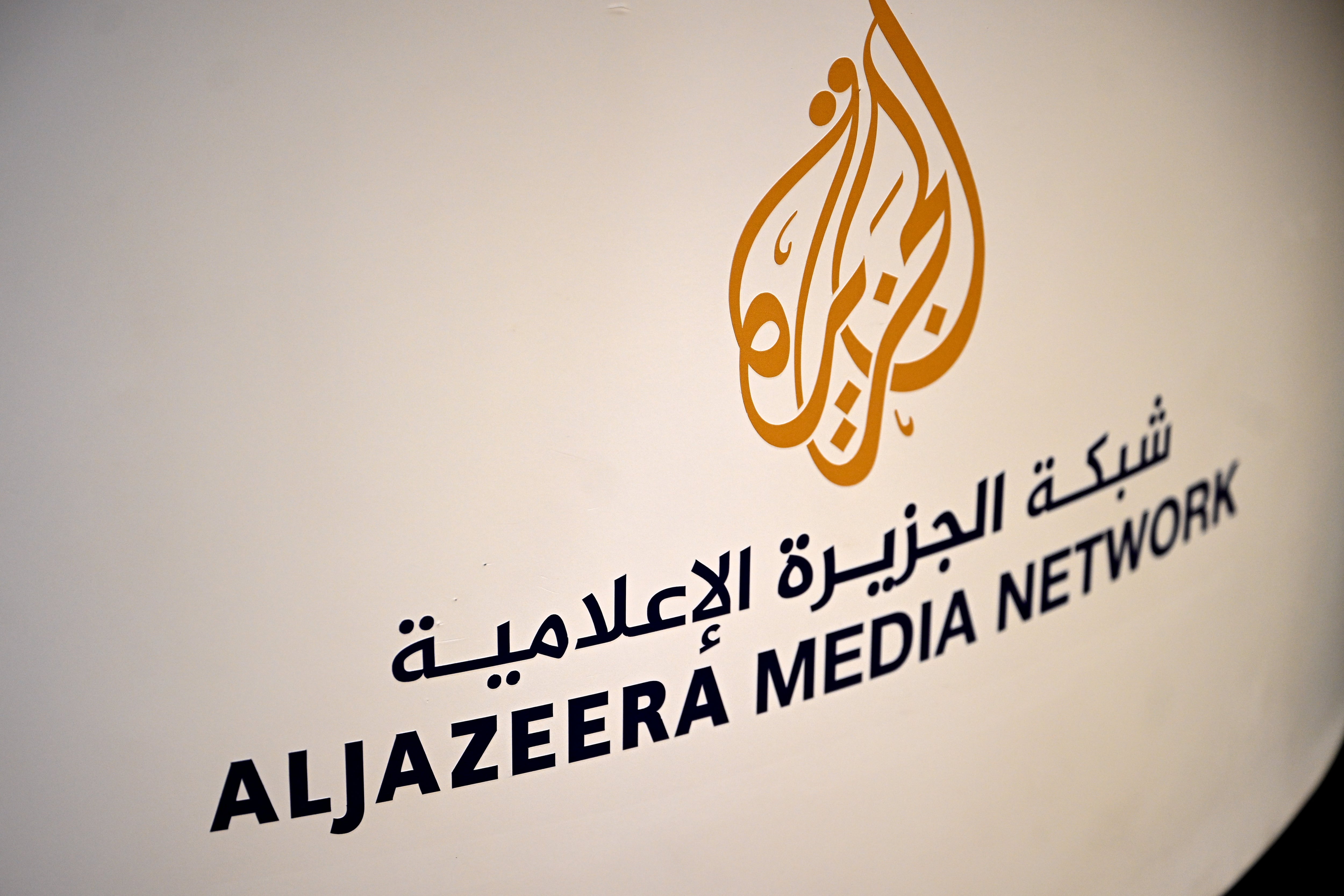 Vista del logo del medio de comunicación Al Jazeera. 

(Foto: Ramsey Cardy/Sportsfile for Web Summit Qatar via Getty Images)