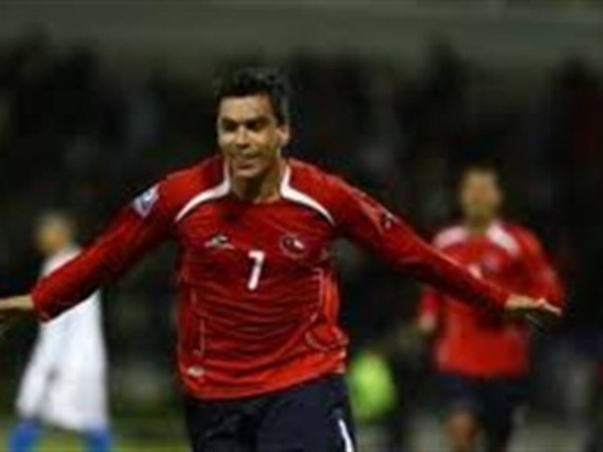 Esteban Paredes en duda para viajar a Europa con la selección de Chile