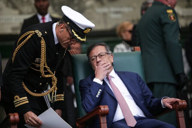 Gustavo Petro en la ceremonia de ascensos oficiales del Ejército Nacional - Colprensa