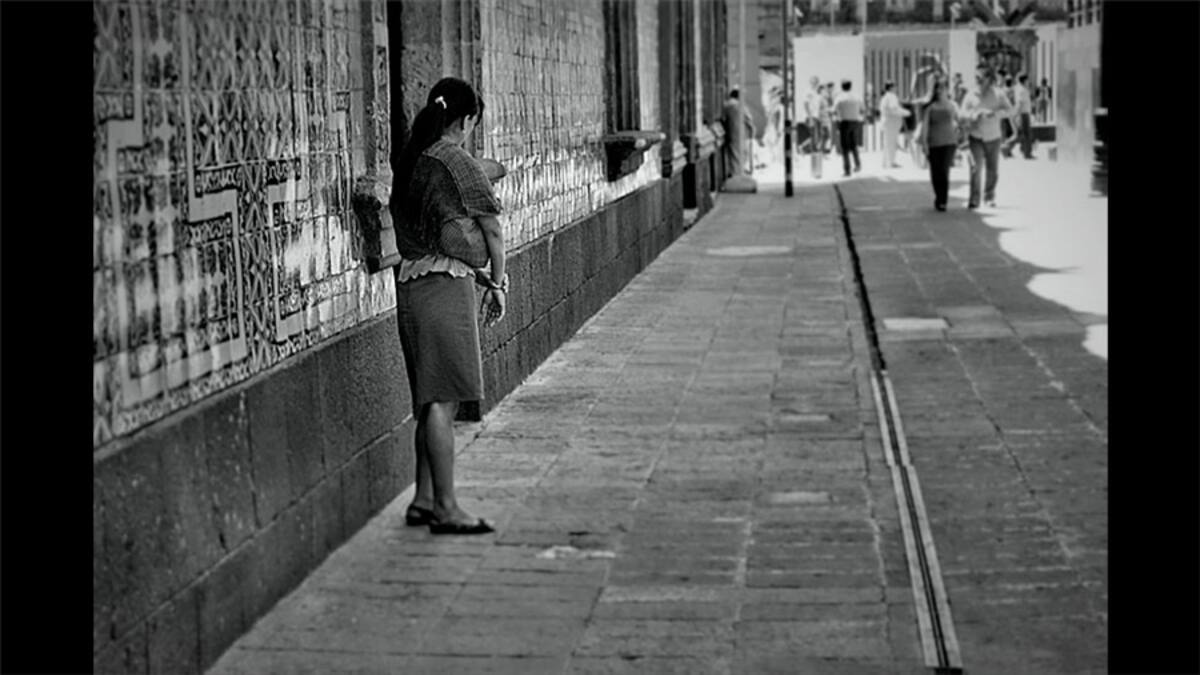 “Mientras trabajaba  en un torneo de paintball nacional, donde me tocaba vigilar una entrada, iba viendo por dónde era mejor tomar una foto, y me encontré con este HUECO en la malla que me ofreció una buena toma hacia el campo de batalla” Foto enviada por Marcos José Urquia Aure desde Naguanagua, Venezuela.