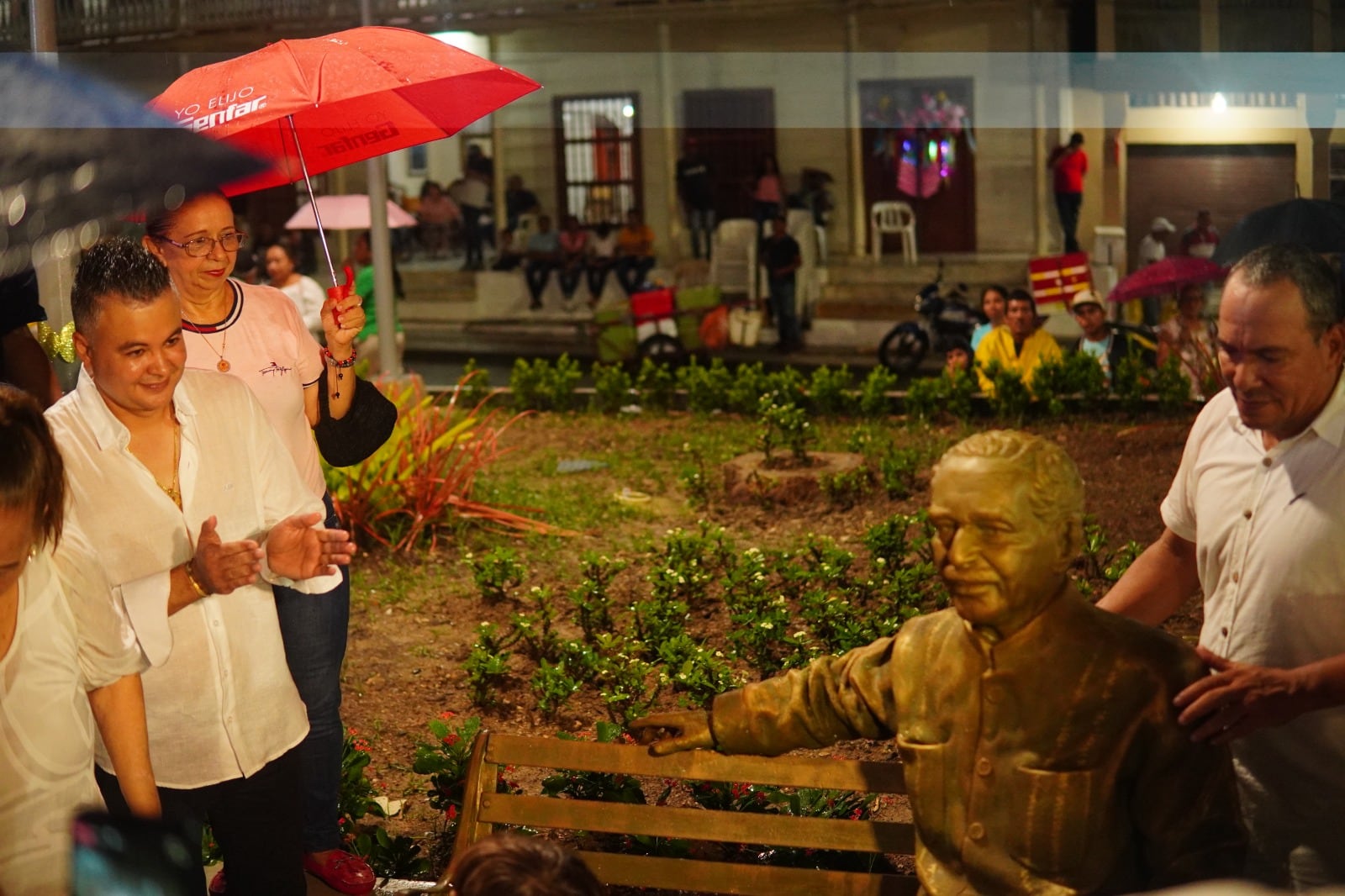 La estatua de Gabriel García Márquez está de espaldas a la casa donde vivió de niño. Foto / cortesía de LGC