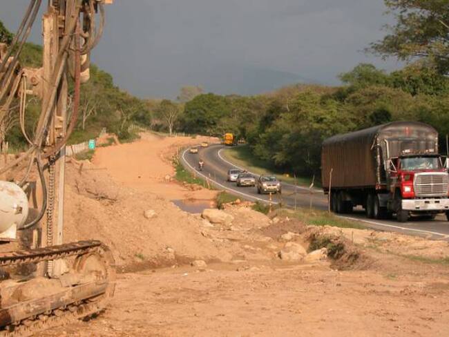 Delincuentes robaron camión en la vía Ibagué-Cajamarca