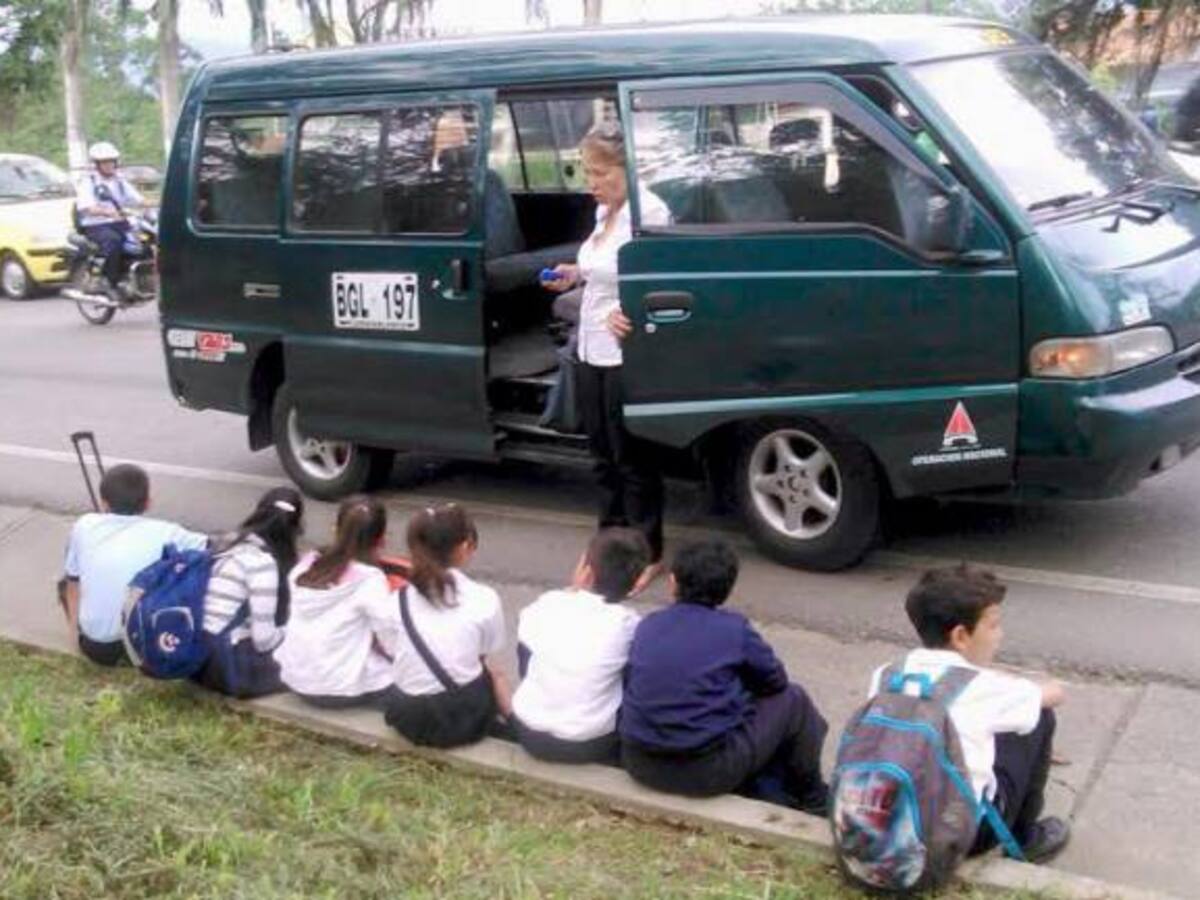 Niños tienen que tomar carros piratas para llegar al colegio