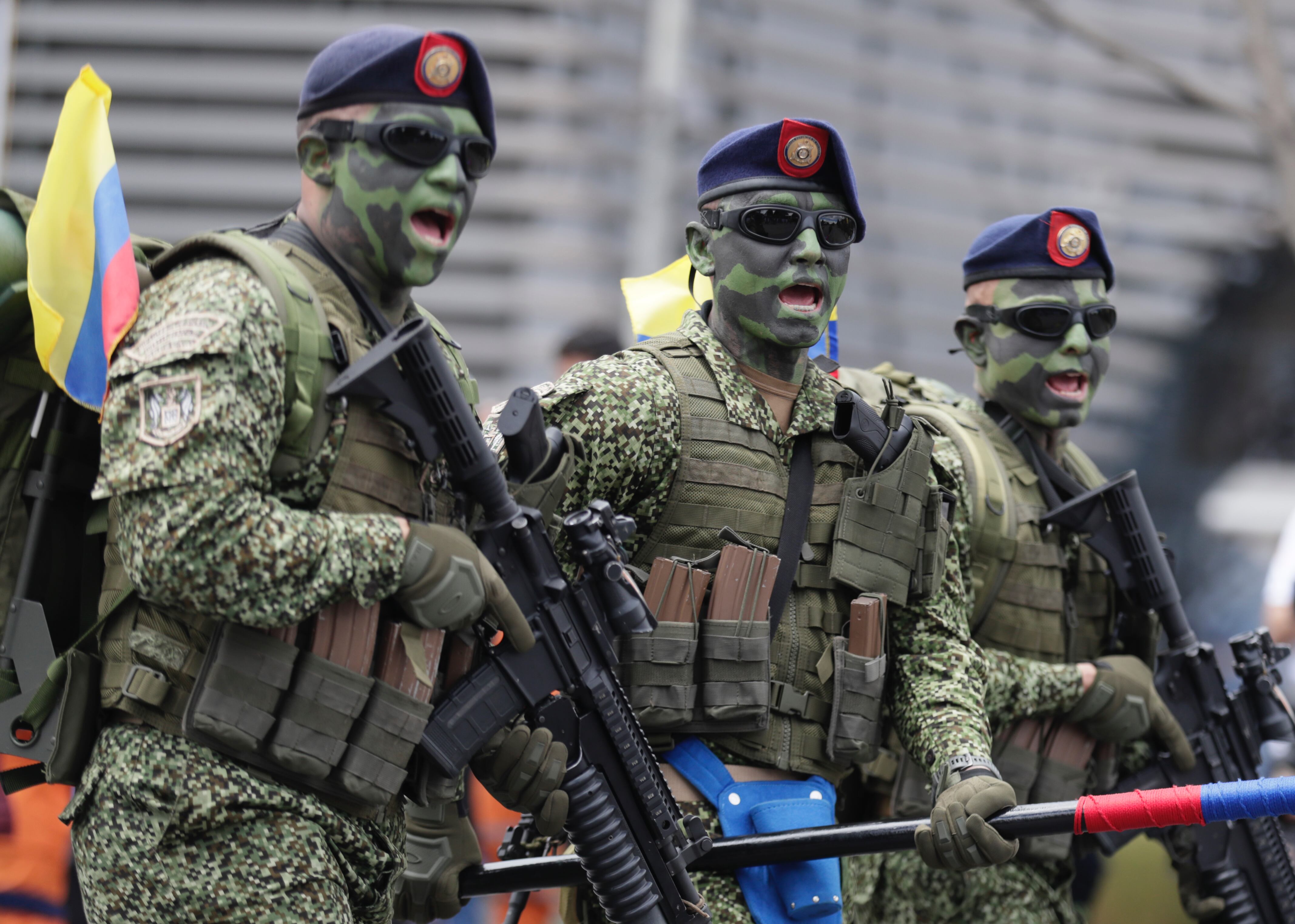 Desfile de militares en Bogotá por la conmemoración de los 213 años de la independencia de Colombia. Foto: EFE.