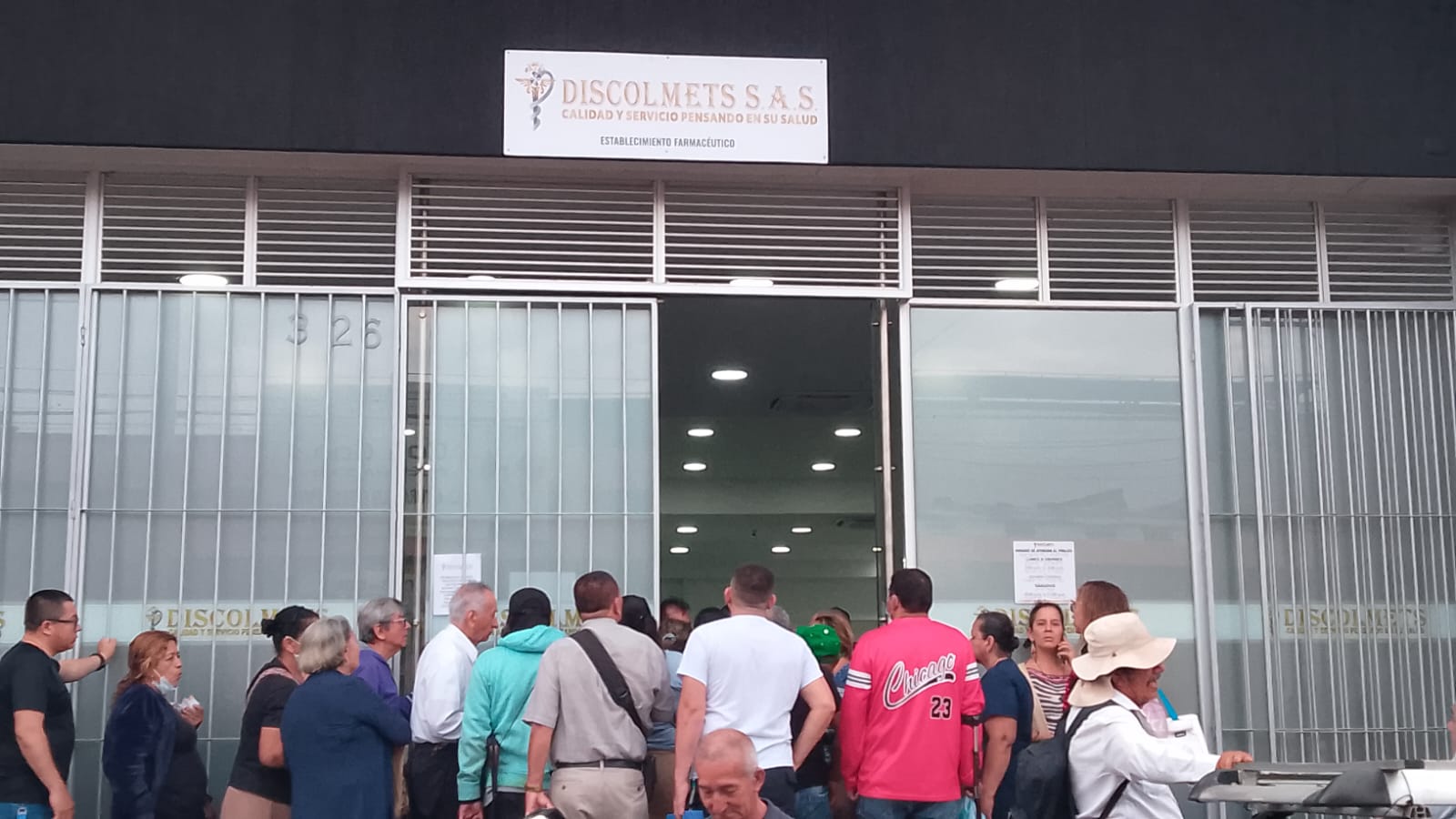 Largas filas de usuarios a las afueras de Discolmets en Neiva para reclamar medicamentos.