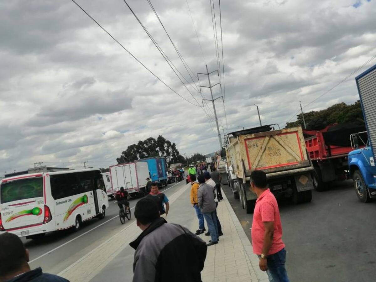Plan tortuga de camioneros genera trancón en la calle 80