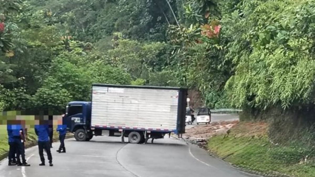 La vía Risaralda - Chocó está cerrada: un vehículo fue atravesado sobre la carretera