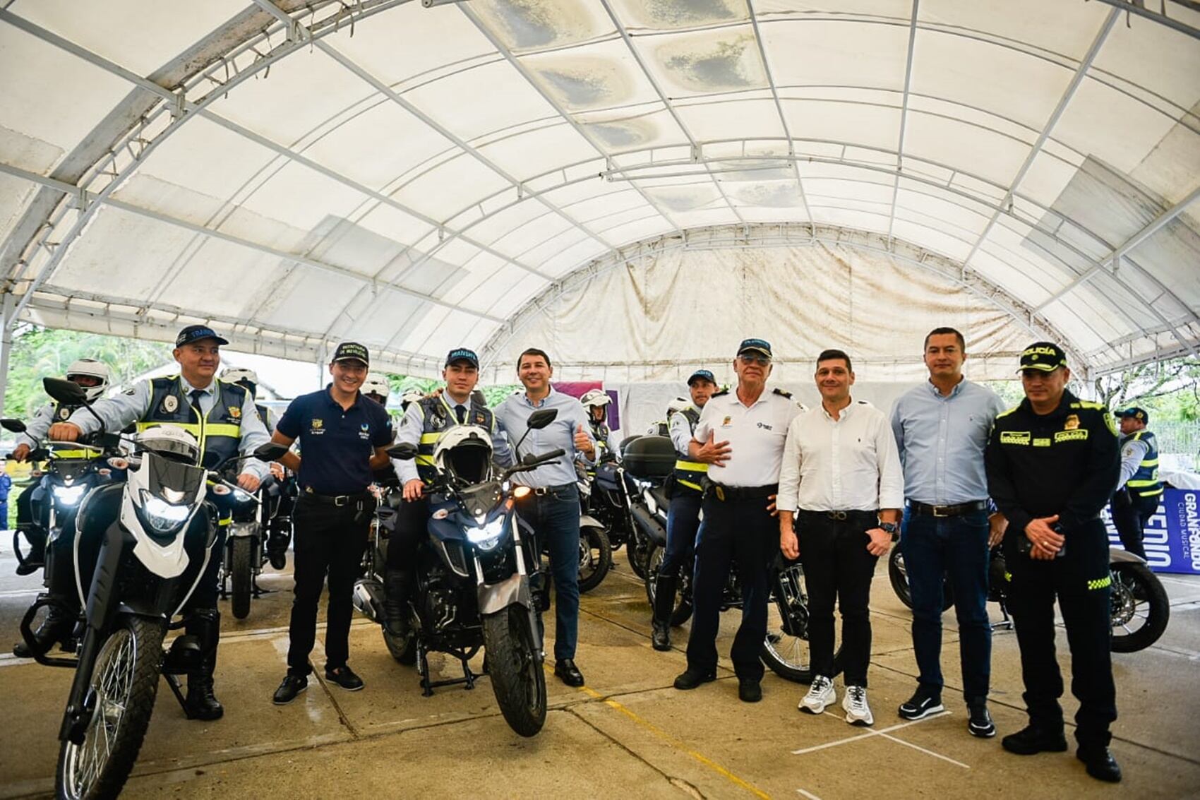 Agentes de tránsito y el alcalde Hurtado