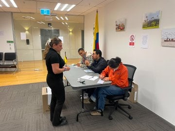 Según informó la Cancillería (@CancilleriaCol), con el primer voto registrado en Auckland, Nueva Zelanda, comenzó la segunda vuelta presidencial de Colombia en el exterior.