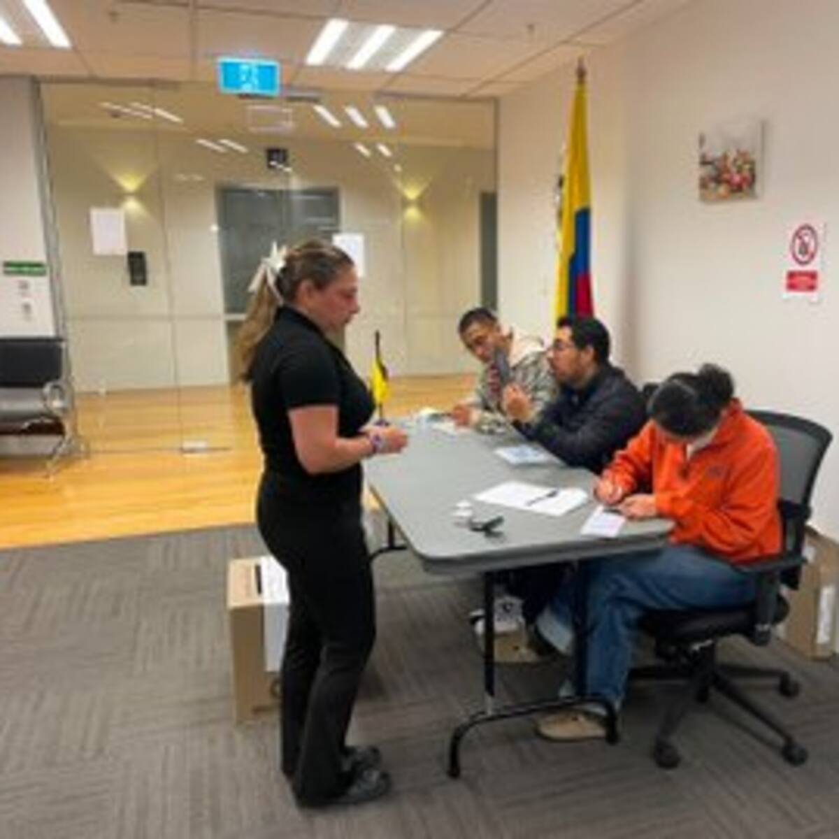 Con el primer voto en Nueva Zelanda arrancó la segunda vuelta presidencial de Colombia en el exterio