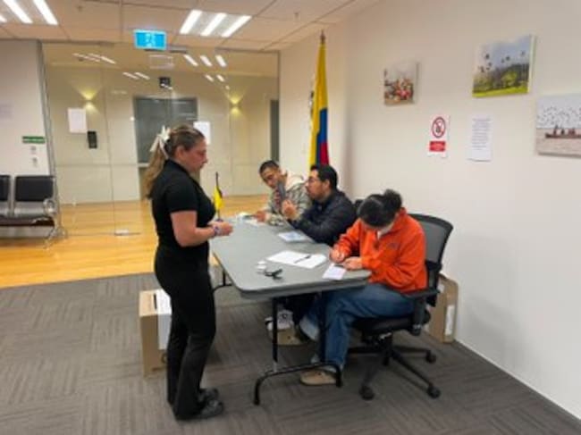Según informó la Cancillería (@CancilleriaCol), con el primer voto registrado en Auckland, Nueva Zelanda, comenzó la segunda vuelta presidencial de Colombia en el exterior.
