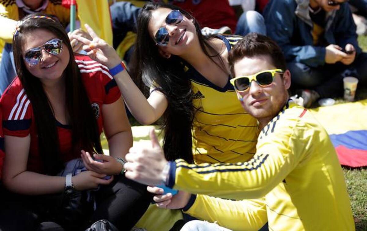 Millones de colombianos se acercan a las pantallas gigantes dispuestas en las principales ciudades del país.