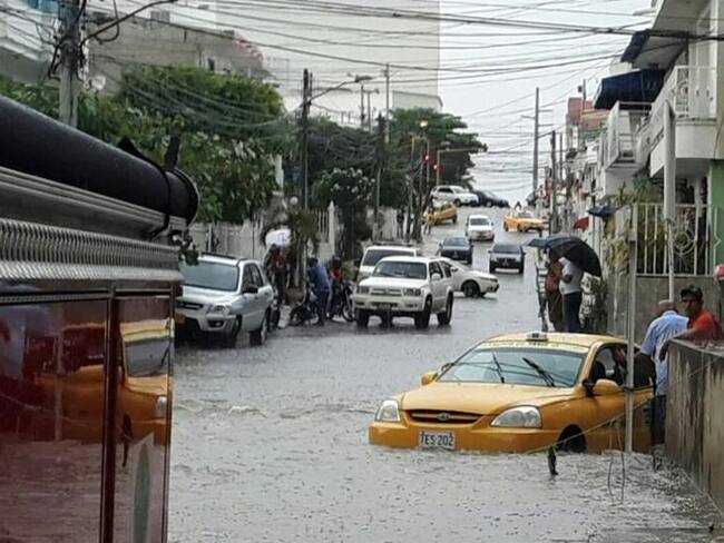 Rescatan taxi arrastrado por la corriente tras lluvia en Cartagena
