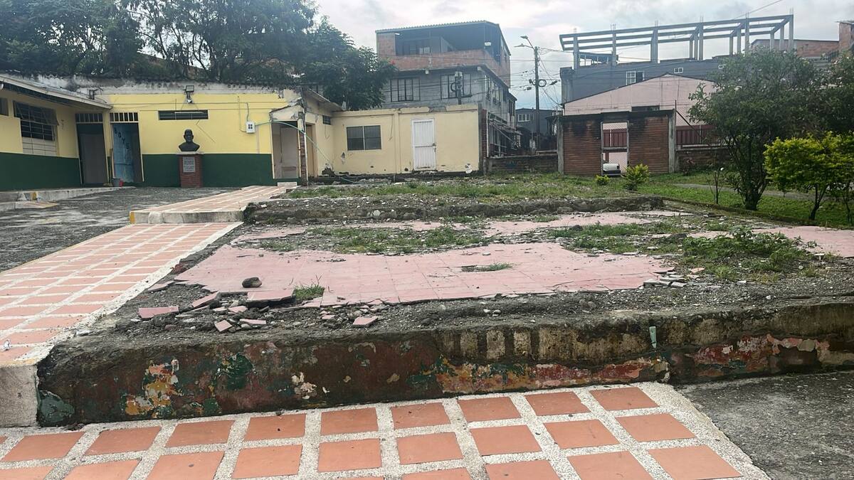 Algunos estudiantes del colegio Santa Isabel en Dosquebradas, reciben clases en sala de profesores