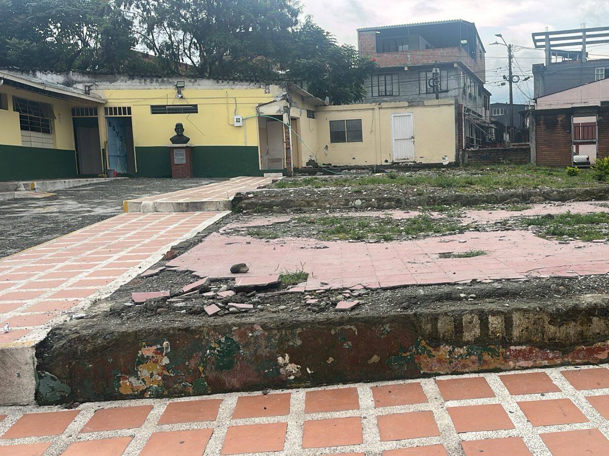 Algunos estudiantes del colegio Santa Isabel en Dosquebradas, reciben clases en sala de profesores
