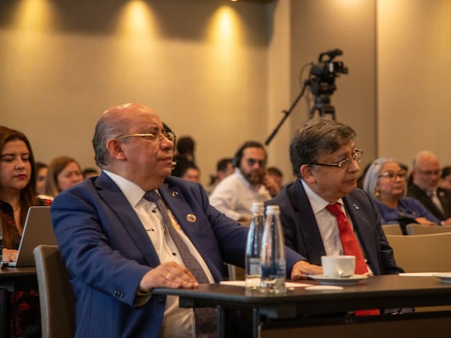 El magistrado y expresidente de la Corte Constitucional, Jorge Enrique Ibáñez junto a el rector de la Universidad Nacional Abierta y a Distancia (UNAD) Jaime Alberto Leal. Foto: UNAD.