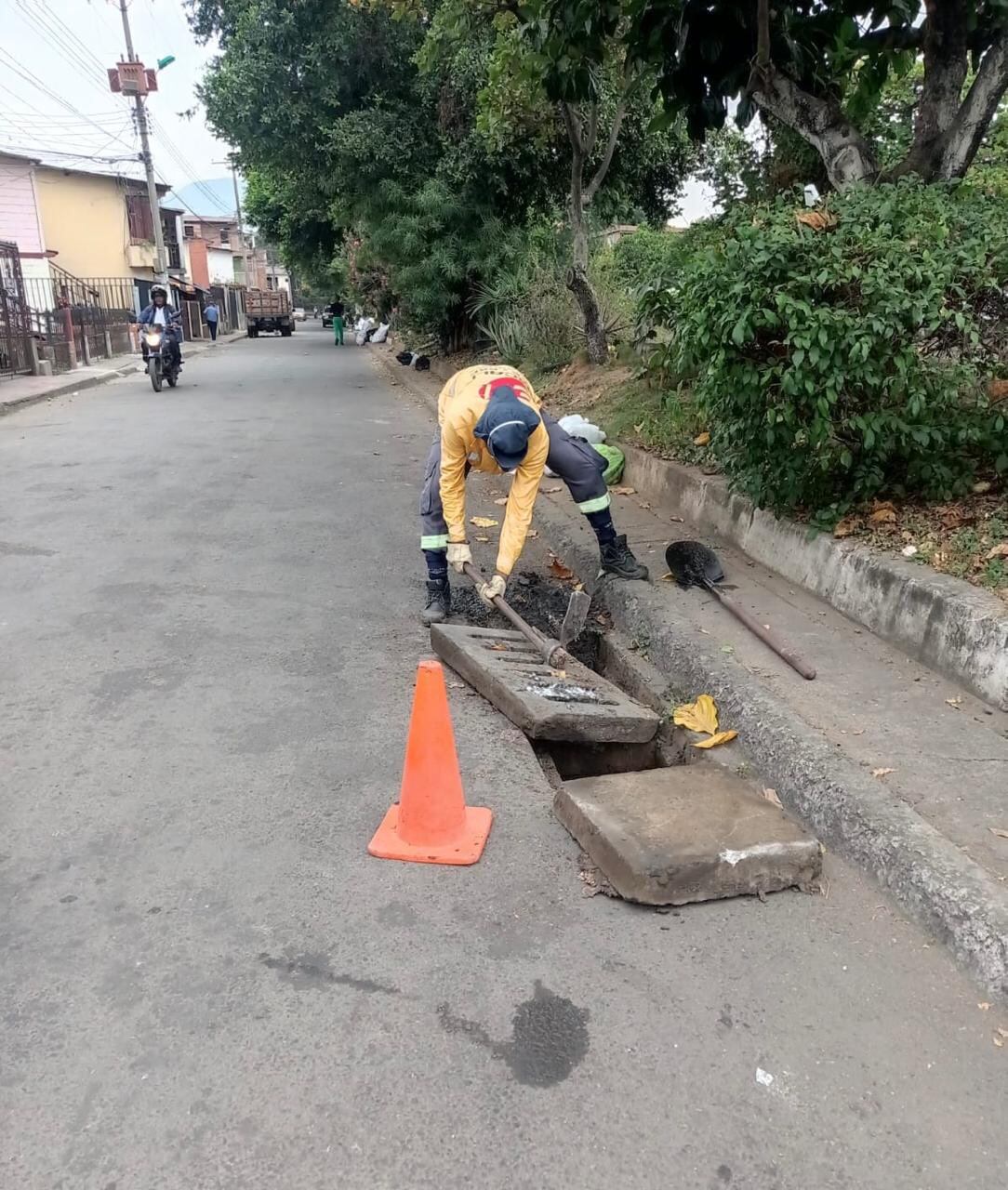 Limpieza de sumideros / Foto: Emcali