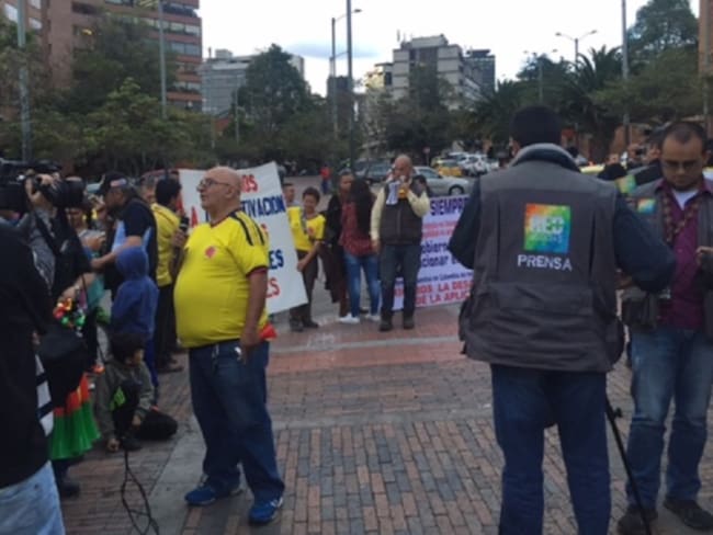 Con papayera inició la protesta de taxis en Bogotá