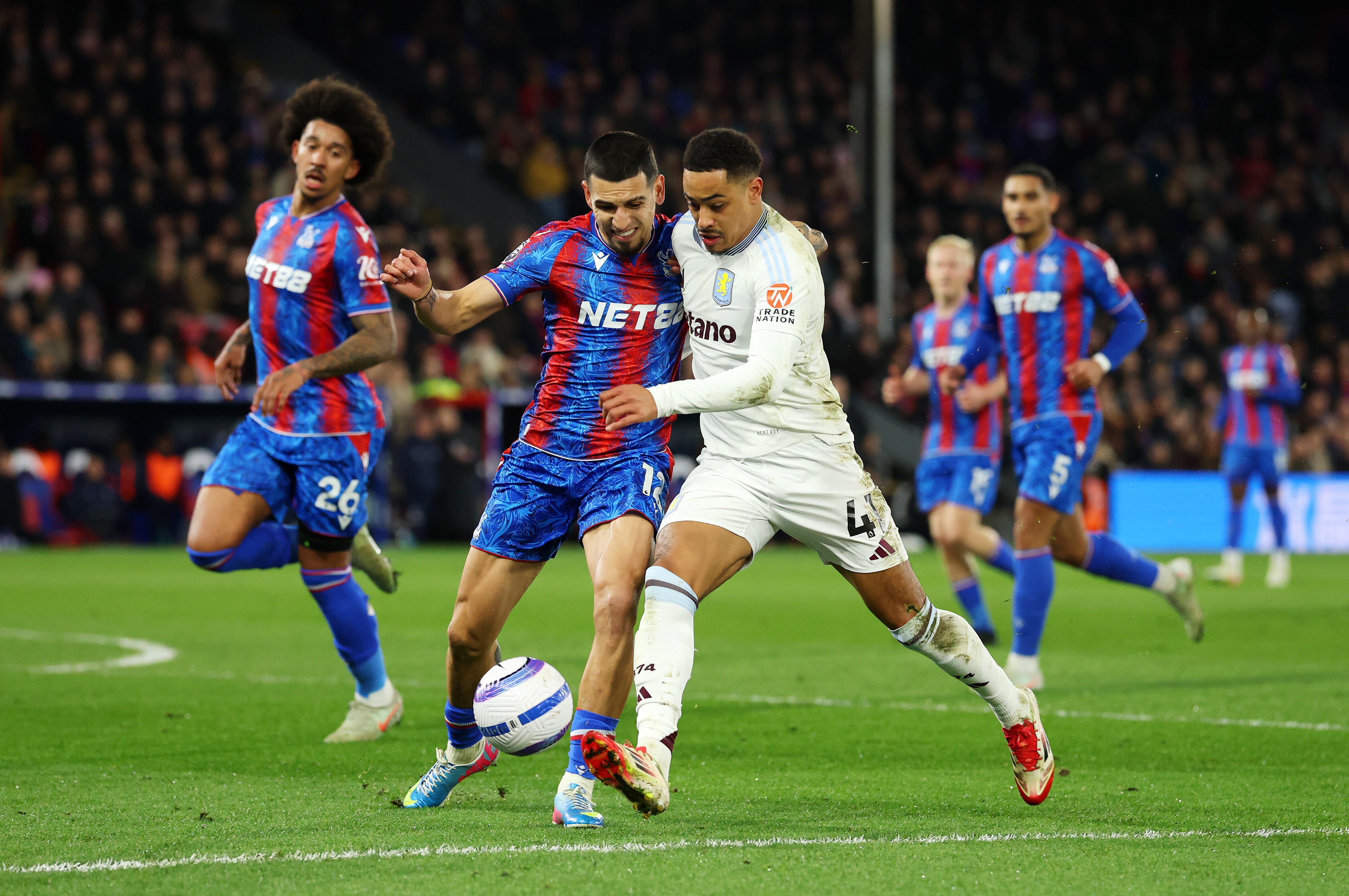 Daniel Muñoz durante el partido entre Crystal Palace y Aston Villa FC . (Photo by Richard Pelham/Getty Images)