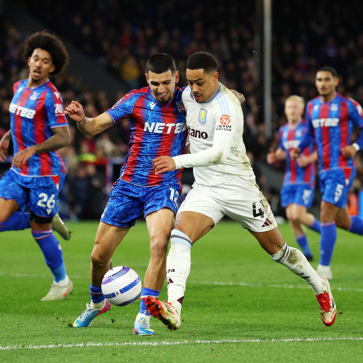 Daniel Muñoz sigue brillando en Premier League: así fue su asistencia en goleada de Crystal Palace