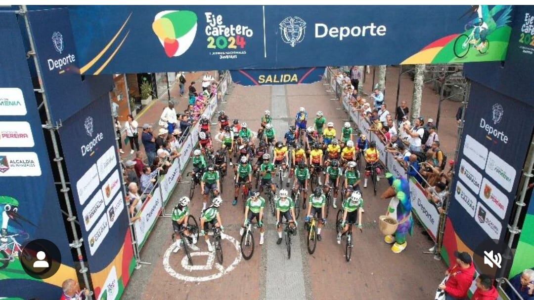 Salida de la competencia de ruta de ciclismo desde la Plaza de Bolívar de Armenia. Foto: Cortesía Juegos Nacionales Juveniles