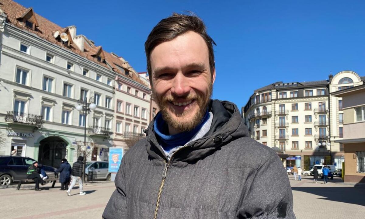 Ucraniano que va en camino a enlistarse al ejército: aquel fuerte y saludable tiene que unirse. Foto: Redacción W Radio.