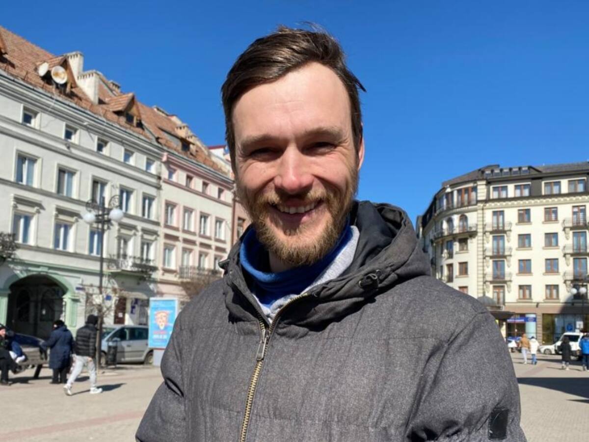 Ucraniano que va en camino a enlistarse al ejército: aquel fuerte y saludable tiene que unirse