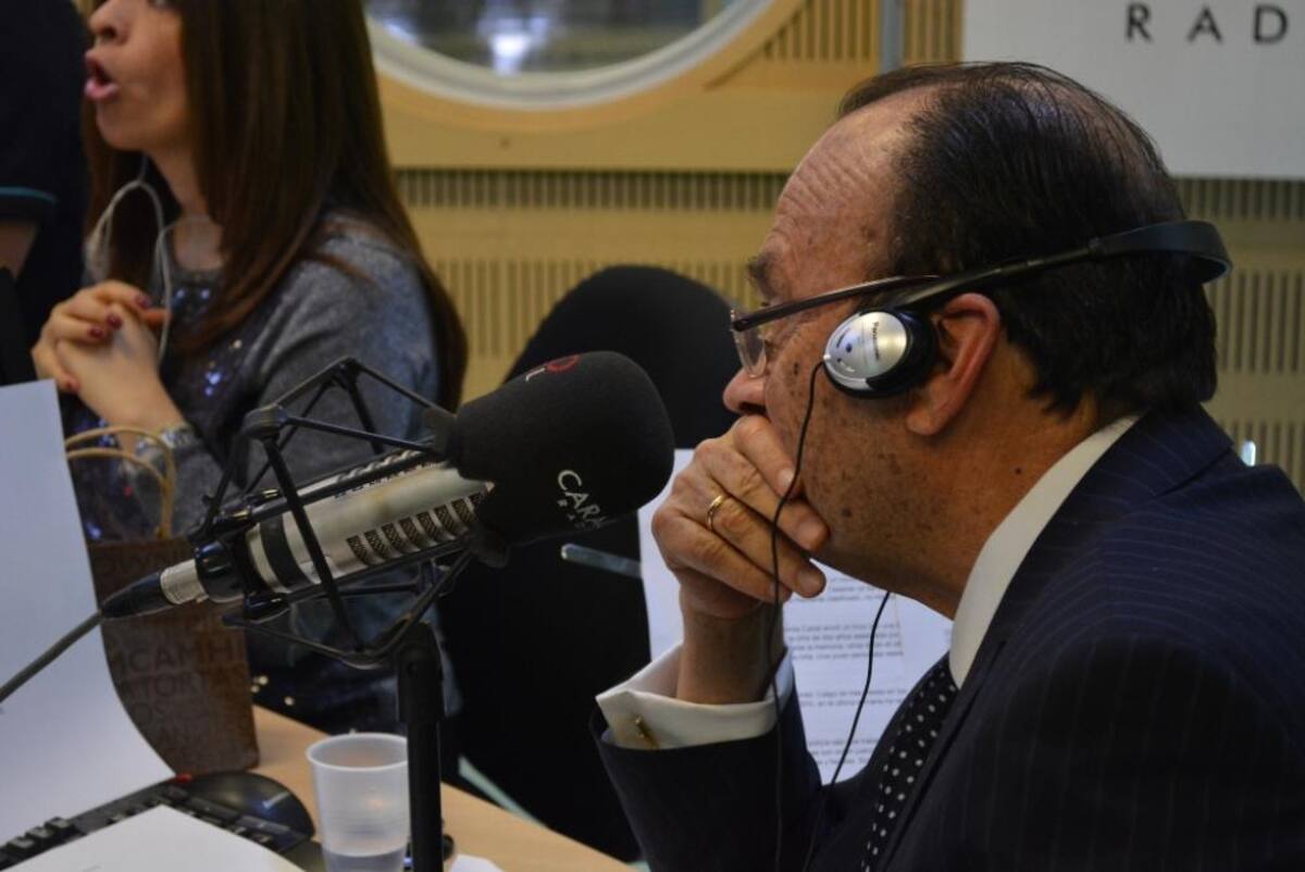 Tras dos décadas de estar inundando de humor a los colombianos, el admirado periodista se retira de La Luciérnaga, vea como desarrolla su último programa.