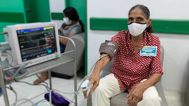 Vacunación contra el COVID-19 en mayores de 80 años.