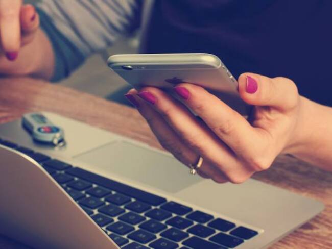 Las coincidencias que hacen sospechar que su teléfono lo está escuchando