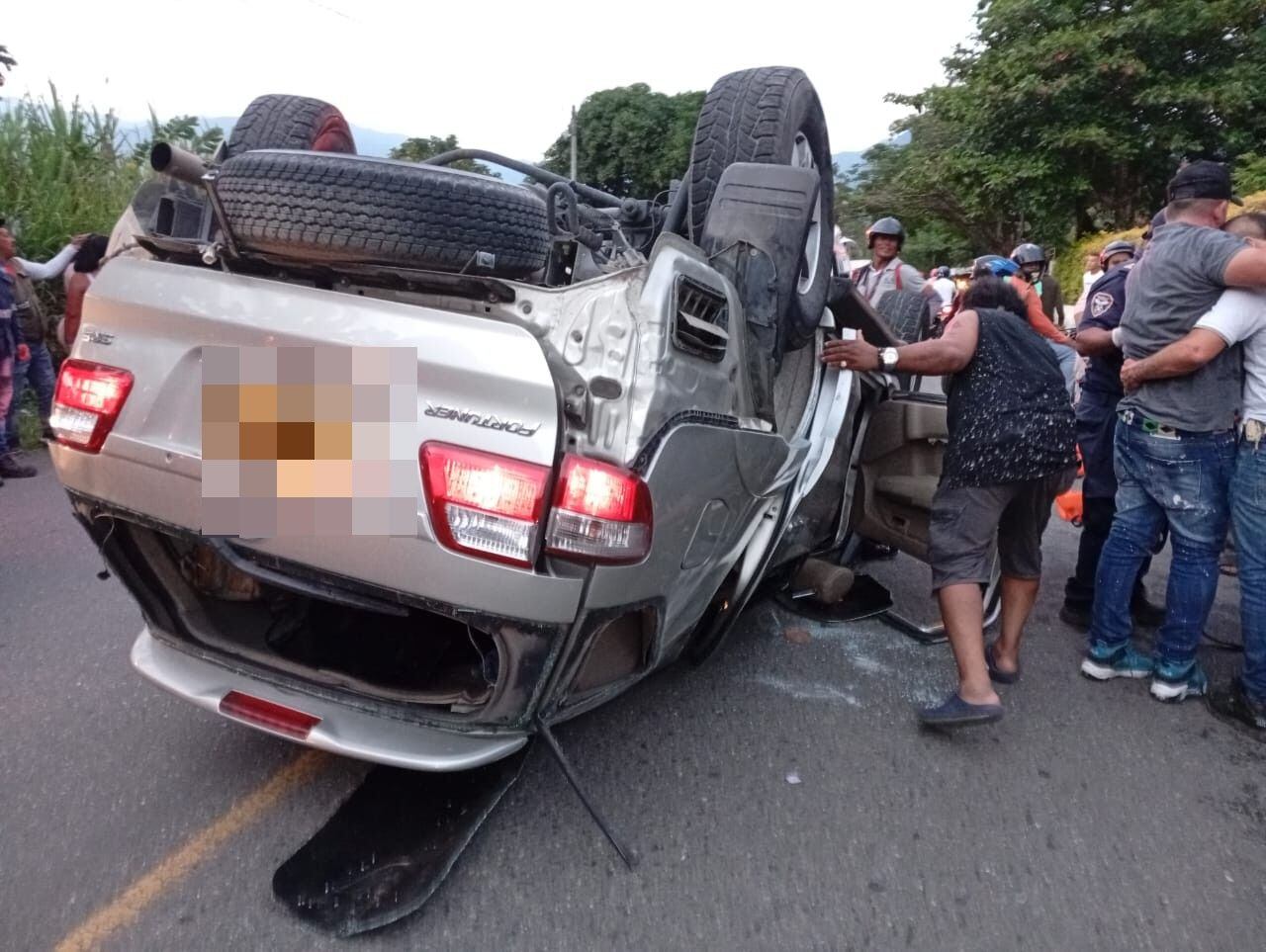 La comunidad ayudó a sacar a los ocupantes de la camioneta. Foto: Facebook Cuerpo de Bomberos Voluntarios de Supía.