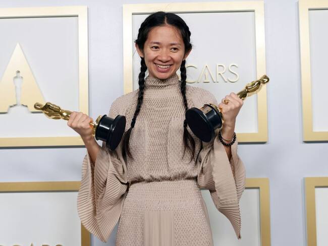 La directora Chloe Zhao se llevó dos estatuillas a la mejor película y mejor dirección por su película Nomadland.