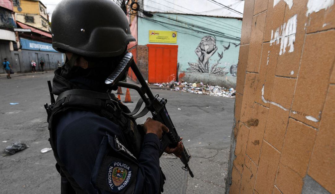 Presencia policial en el sector de La Vega, en Caracas (Venezuela).