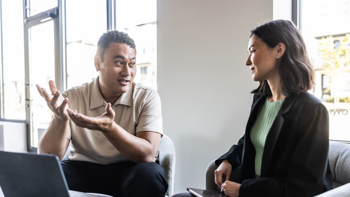 Inteligencia emocional: La guía para conectar con carisma en el trabajo y la vida