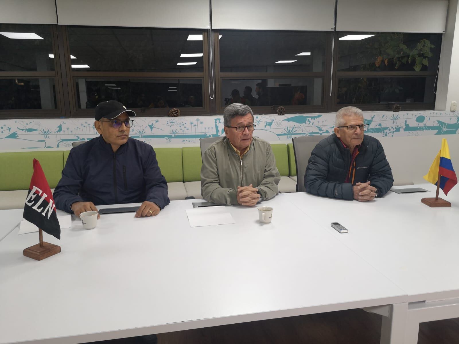 Delegación del ELN encabezada por Pablo Beltrán. Foto Cristina Navarro, Caracol Radio