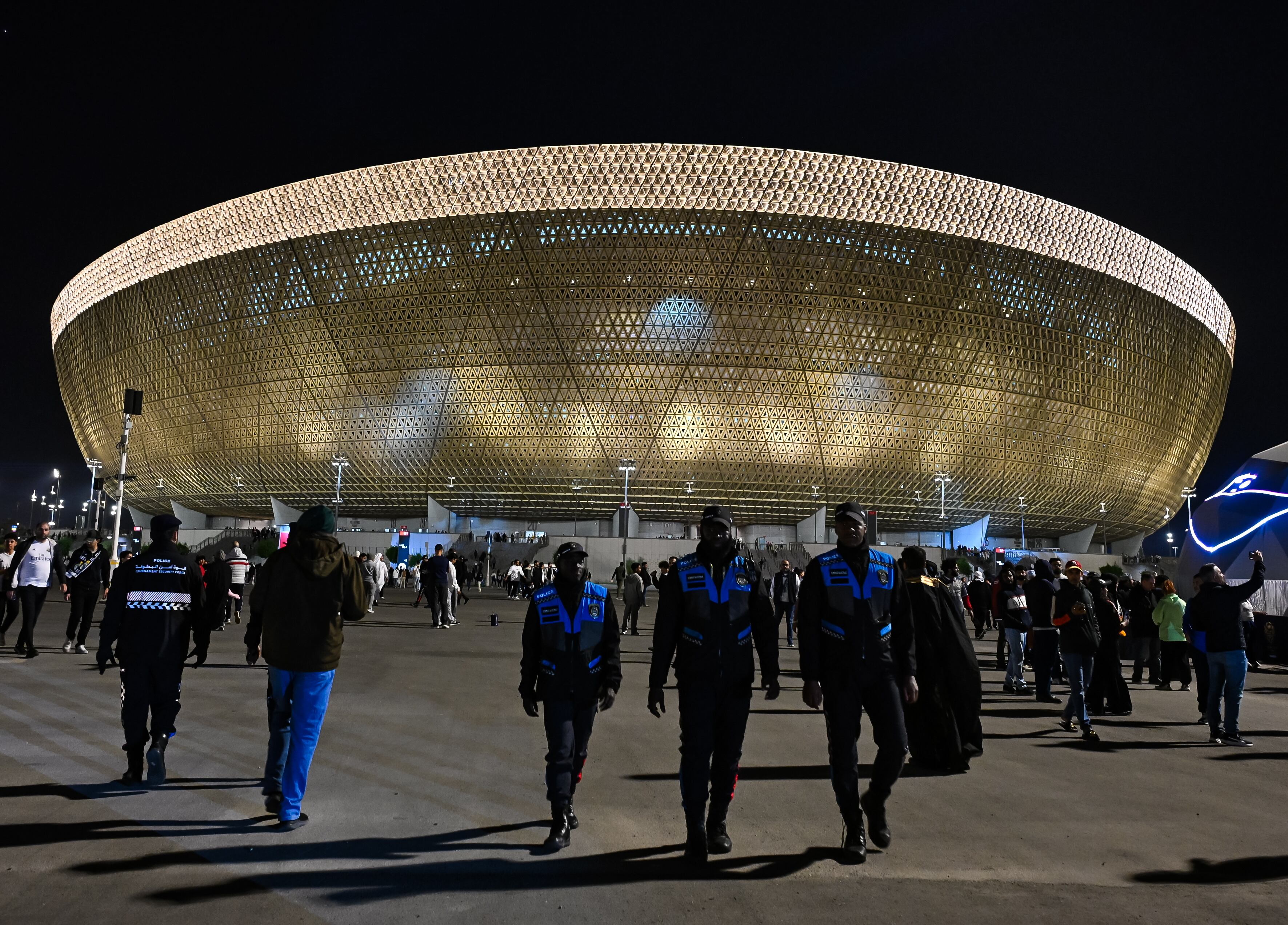 Doha (Qatar), 18/12/2024.- Fans of Real Madrid arrive at the Lusail Stadium ahead of the FIFA Intercontinental Cup 2024 final match between Real Madrid and Pachuca in Lusail, Qatar, 18 December 2024. (Catar) EFE/EPA/NOUSHAD THEKKAYIL